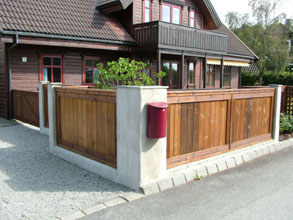 Mur med tre-innfellinger og belysning